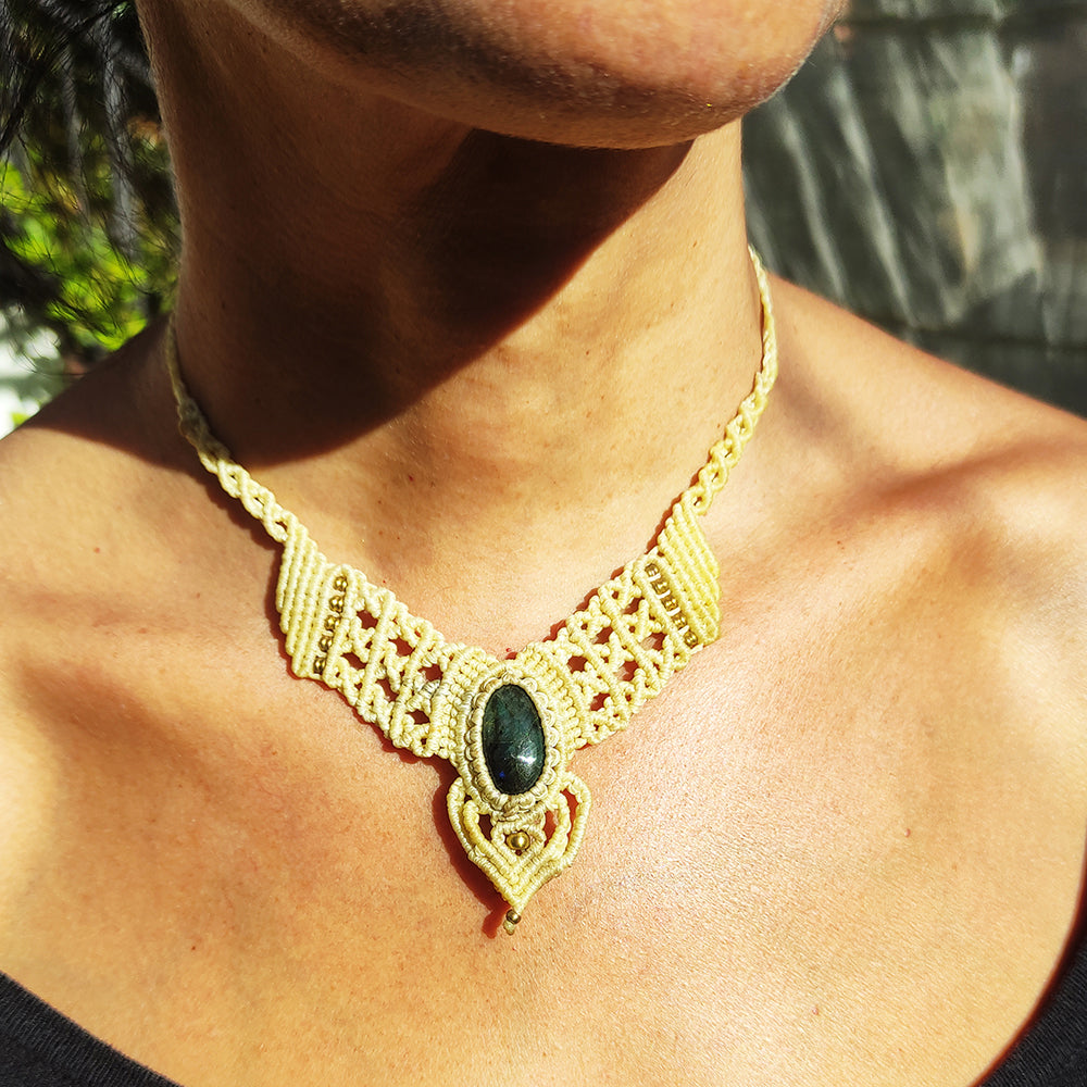 Collar de Macramé con Piedra de labradorita