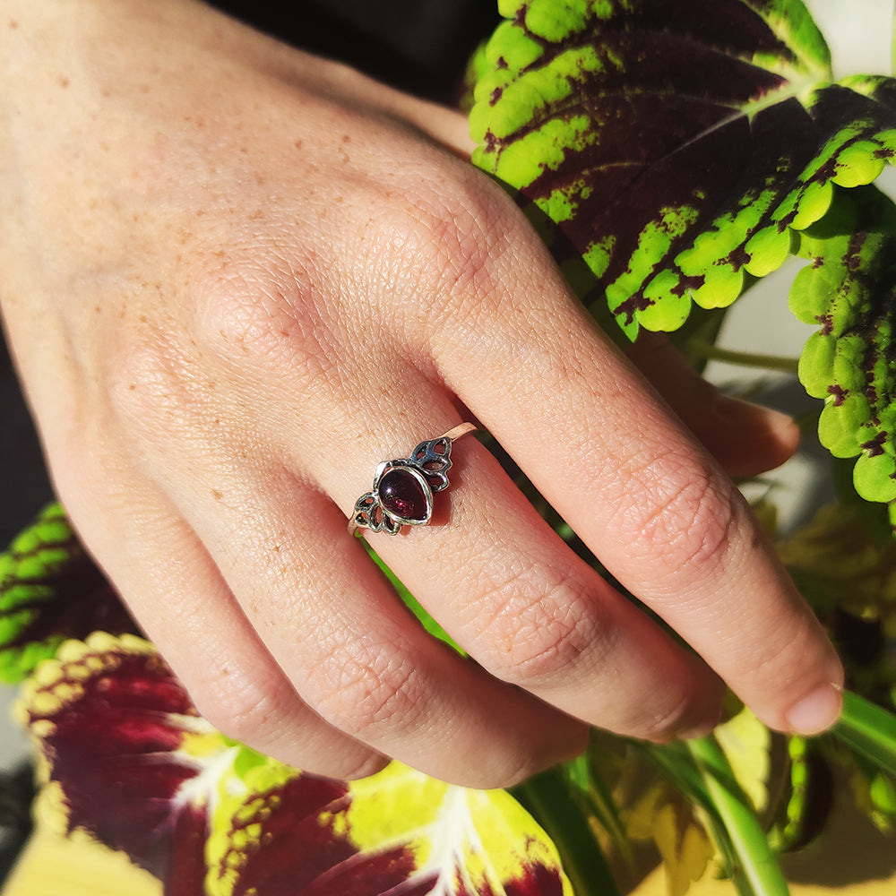 Anillo Alado con Piedra Granate