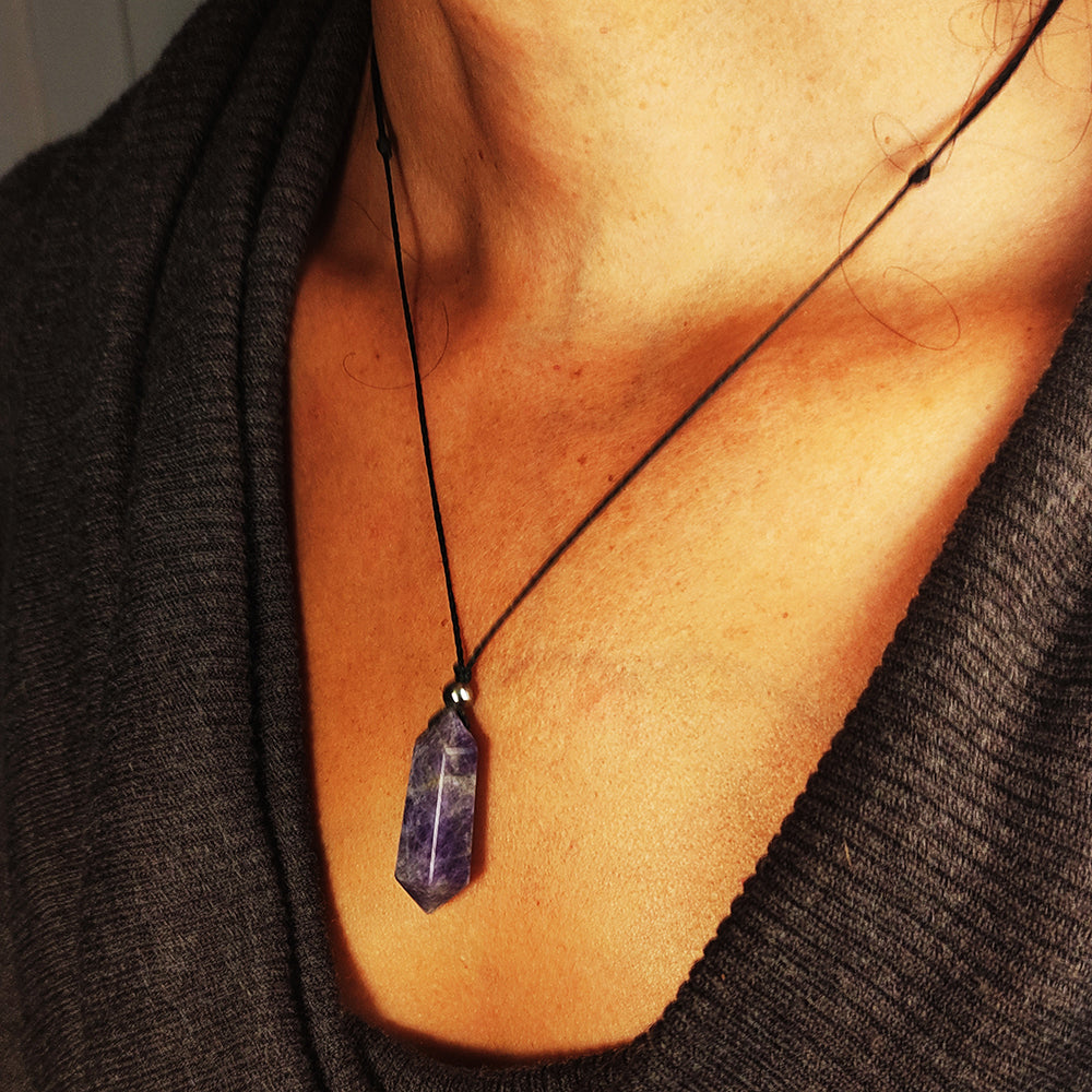 Colgante con Punta de Piedra de Amatista y Bolita de Acero