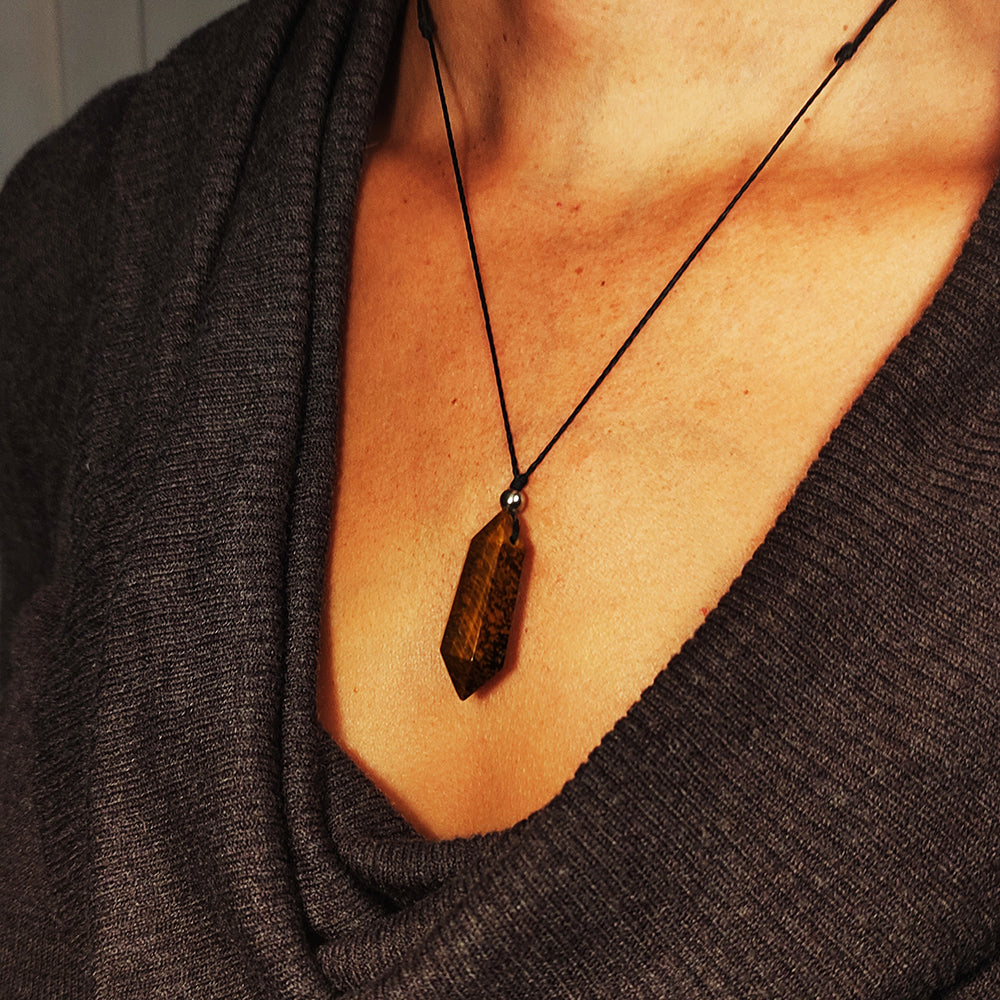 Colgante con Punta de Piedra de Ojo de Tigre y Bolita de Acero