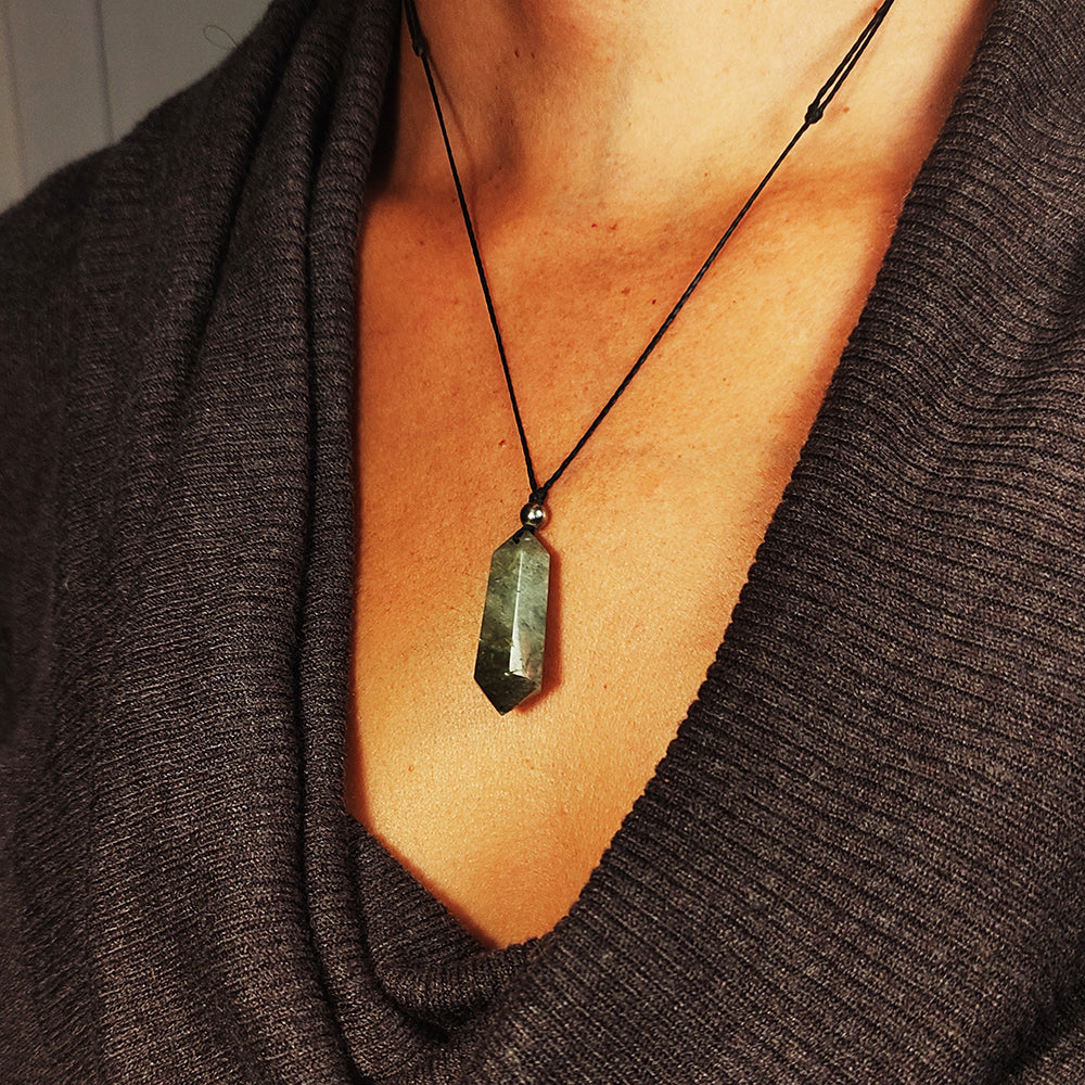 Colgante con Punta de Piedra de Labradorita y Bolita de Acero