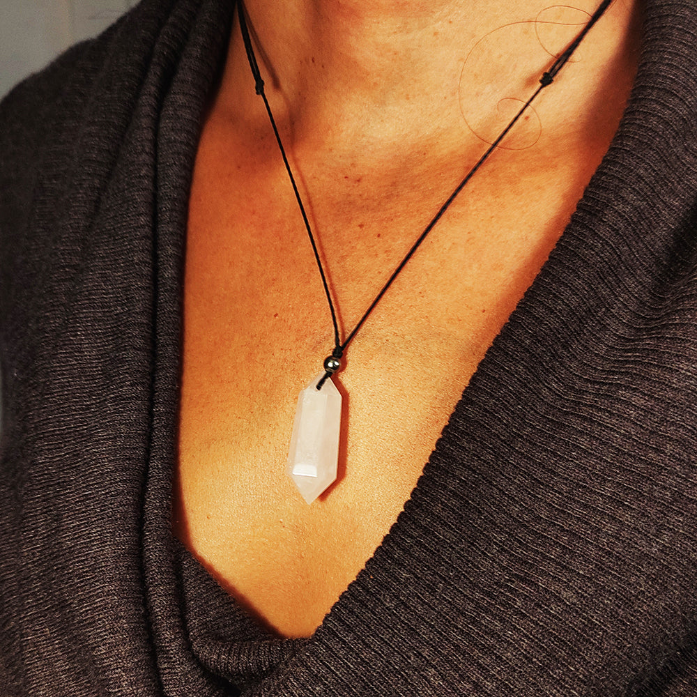 Colgante con Punta de Piedra de Cuarzo Rosa y Bolita de Acero