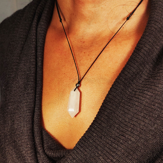 Colgante con Punta de Piedra de Cuarzo Rosa y Bolita de Acero