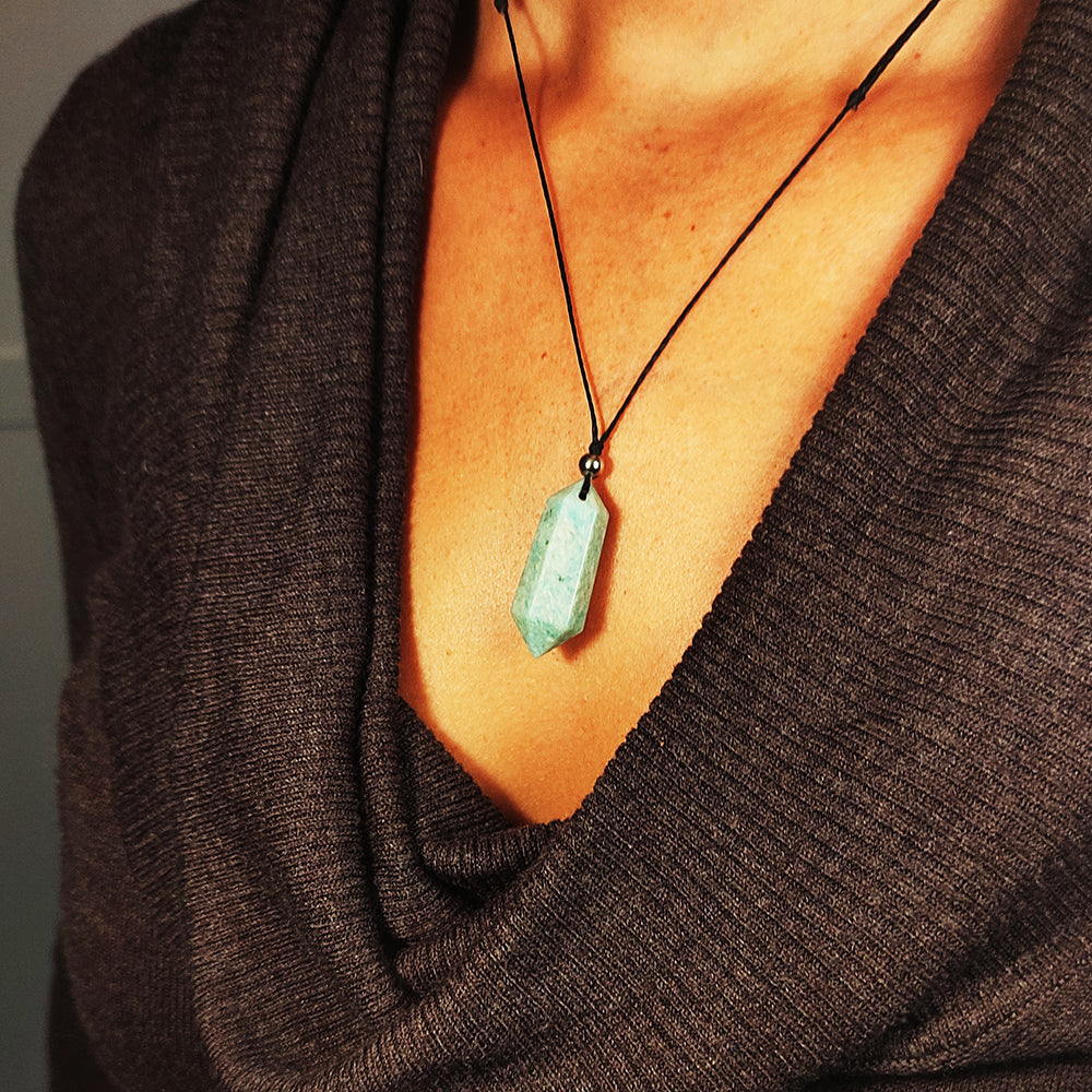 Colgante con Punta de Piedra de Amazonita y Bolita de Acero