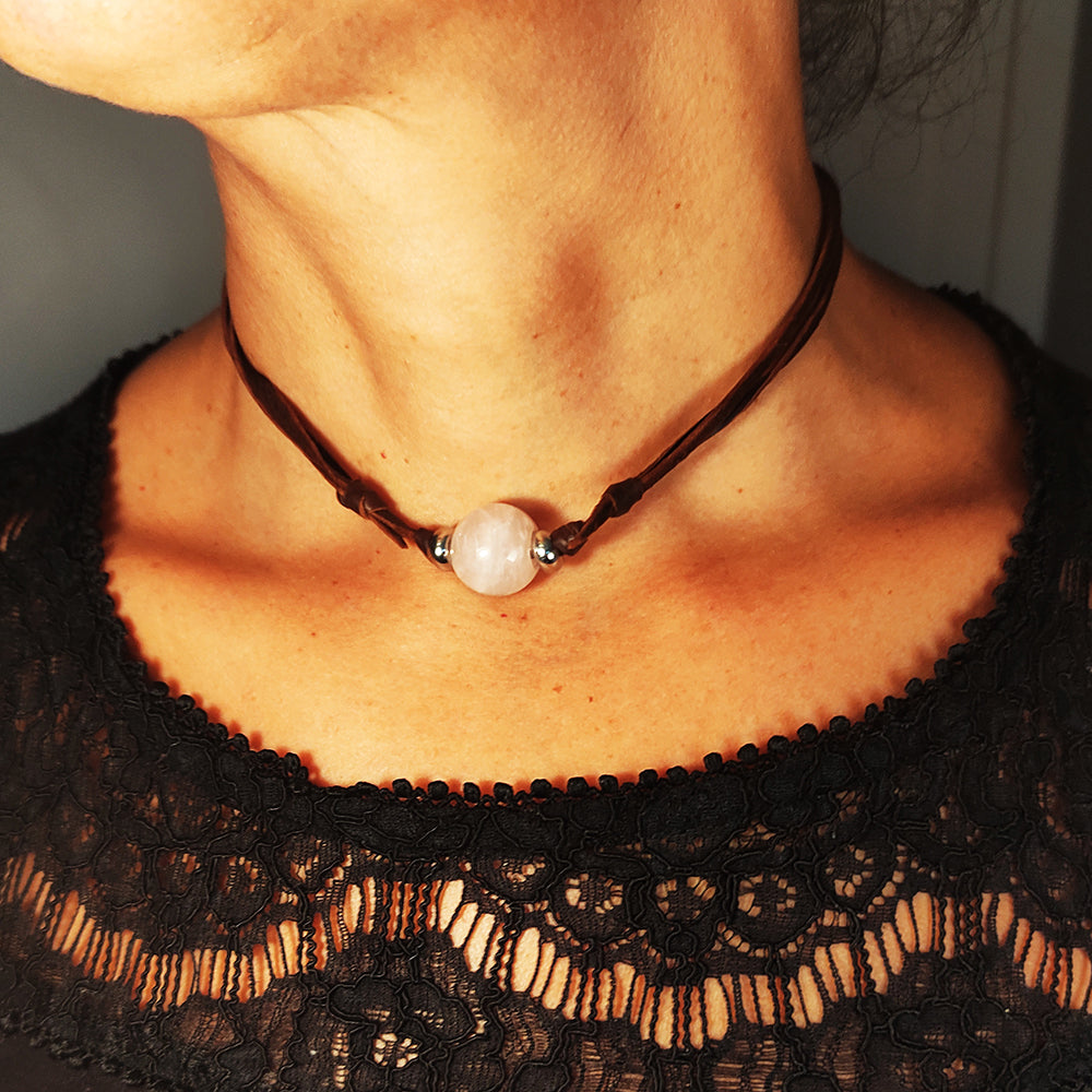 Colgante con Esfera de Cuarzo Rosa y Cuero