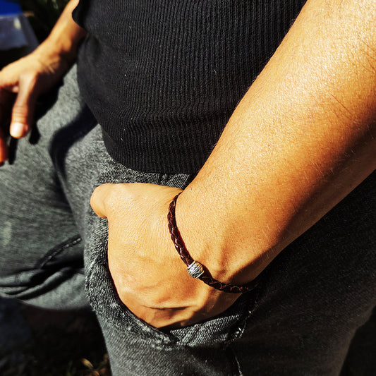 Pulsera de Cuero Trenzado con Cuenta Barrilete Celta