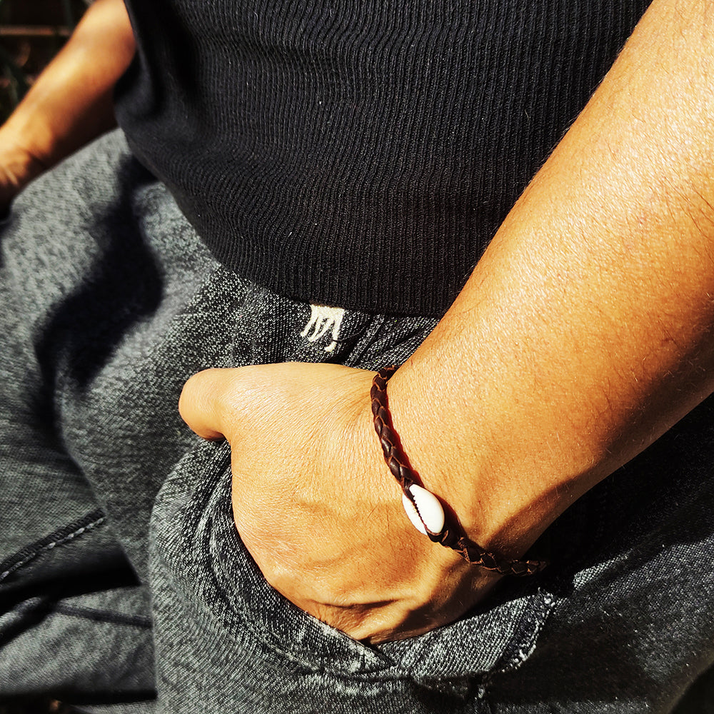 Pulsera de Cuero Trenzado con Concha Cauri