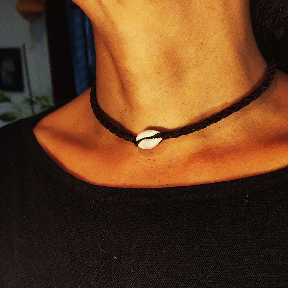 Collar de Cuero Trenzado con Concha Cauri
