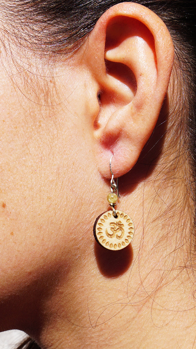 Pendientes Om Madera Arce Trinity