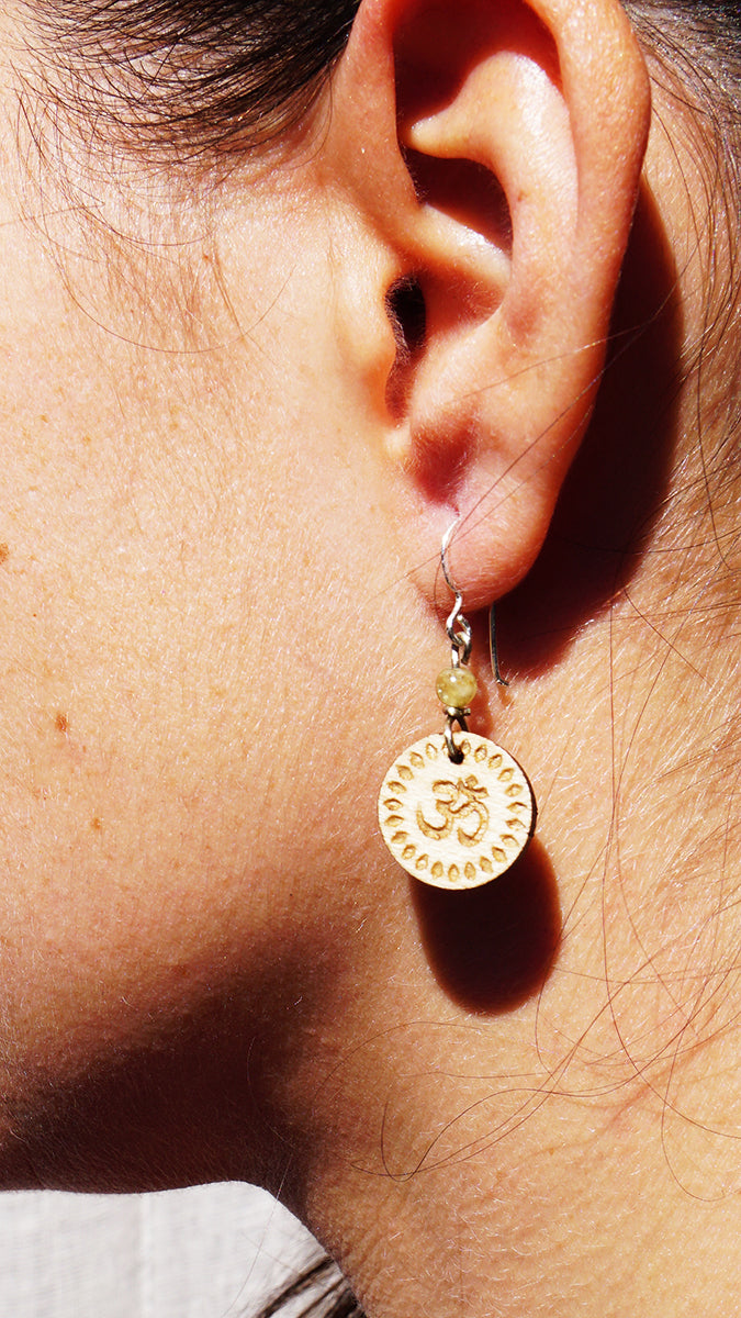 Pendientes Om Madera Arce Trinity
