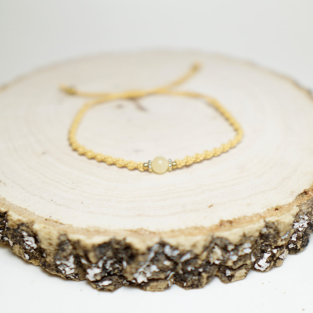 Pulsera macramé entorchada con piedra cuarzo