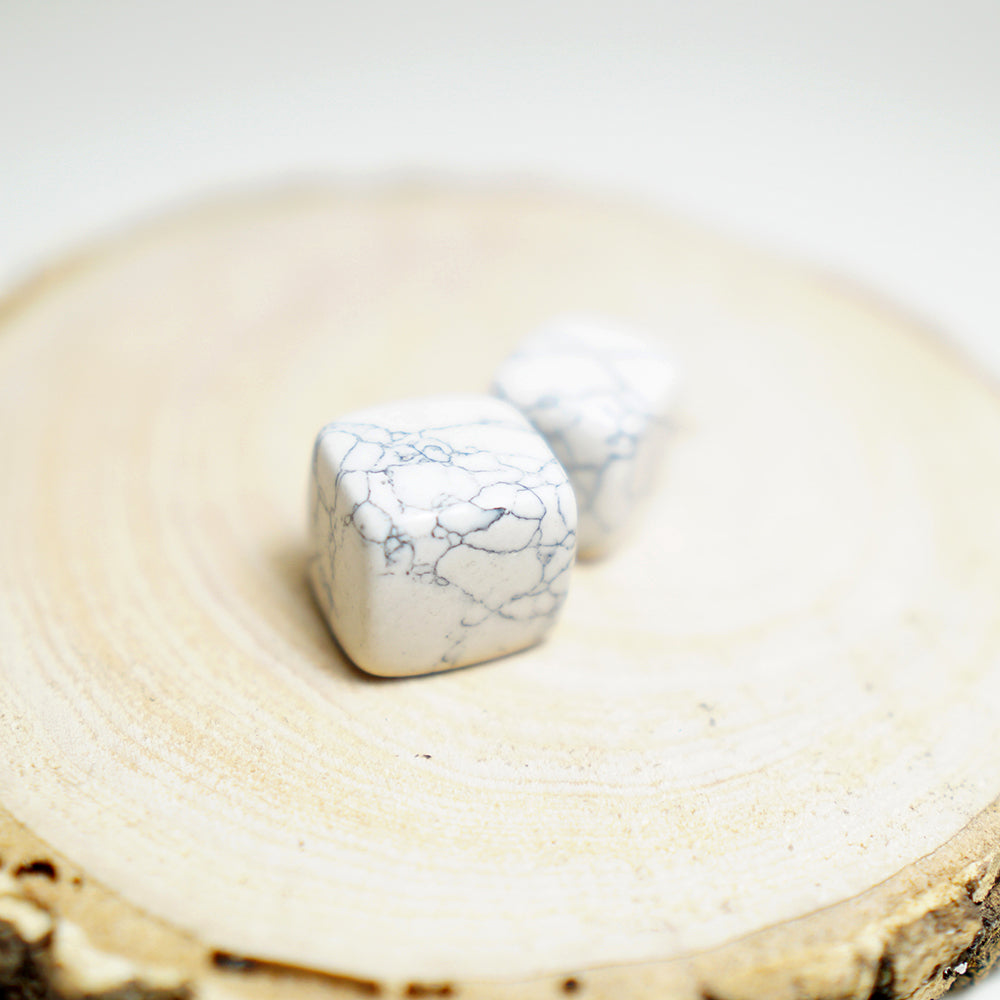 Canto rodado de Howlita