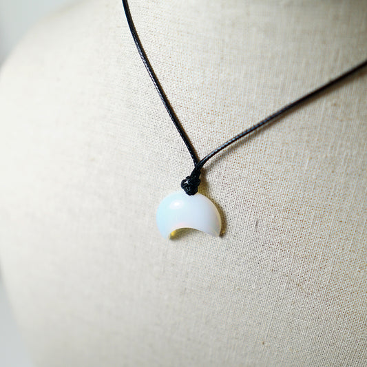 Colgante con Media Luna de Opalina