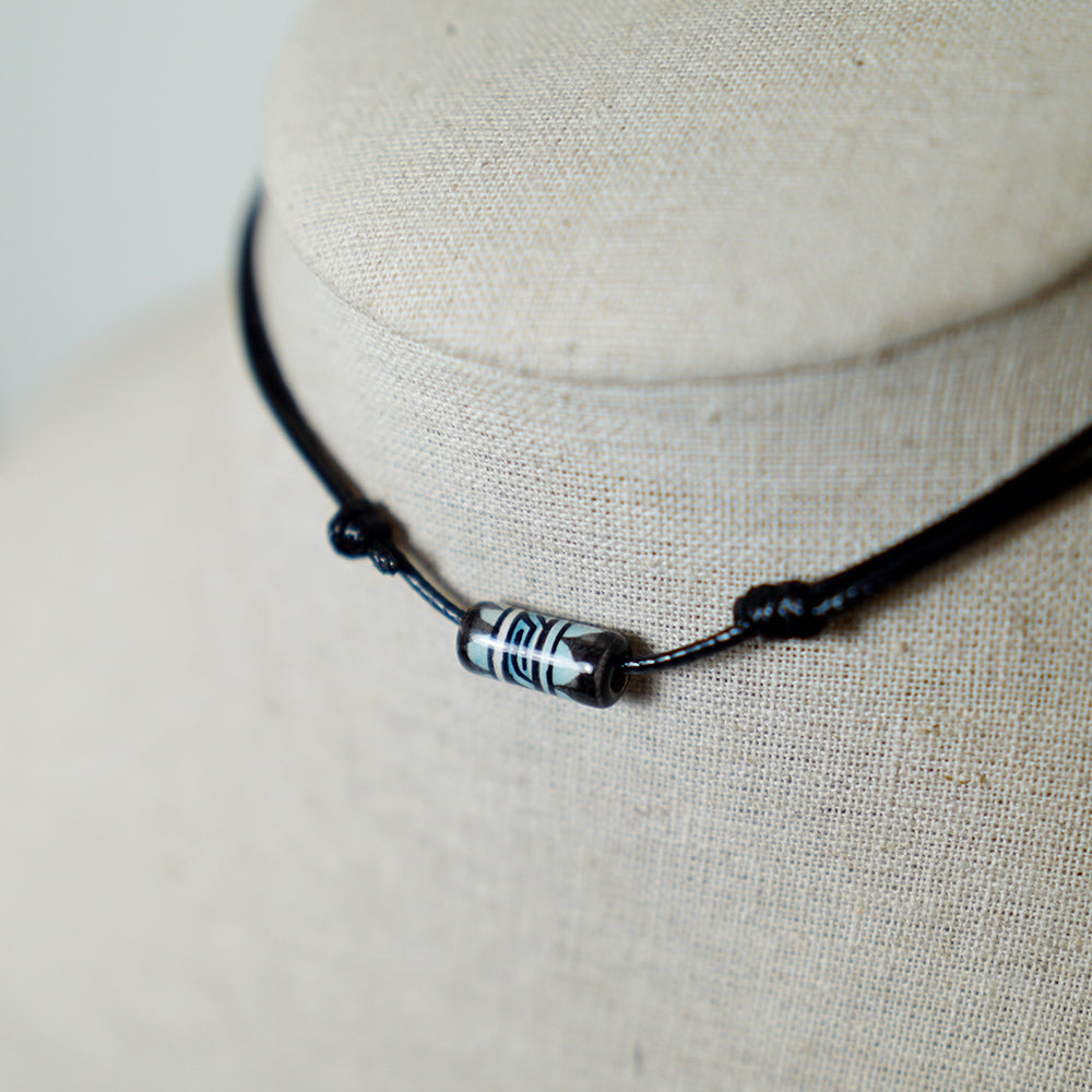 Colgante con Cuenta Tribal Azul y Negra