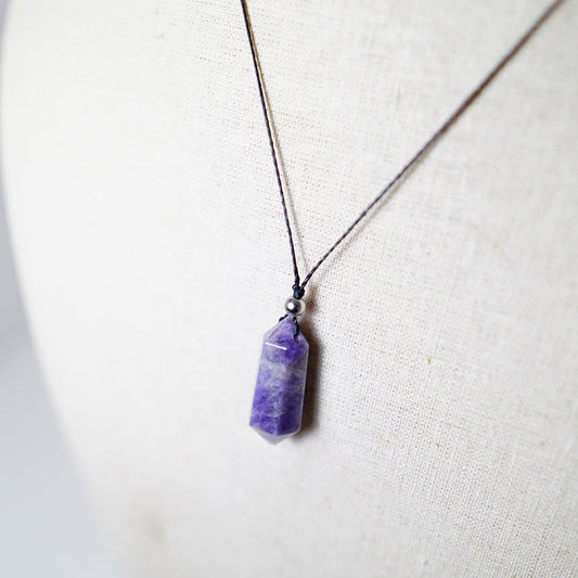 Colgante con Punta de Piedra de Amatista y Bolita de Acero