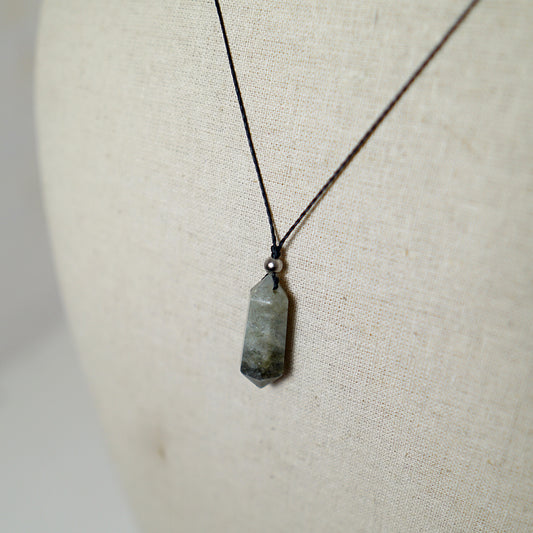 Colgante con Punta de Piedra de Labradorita y Bolita de Acero
