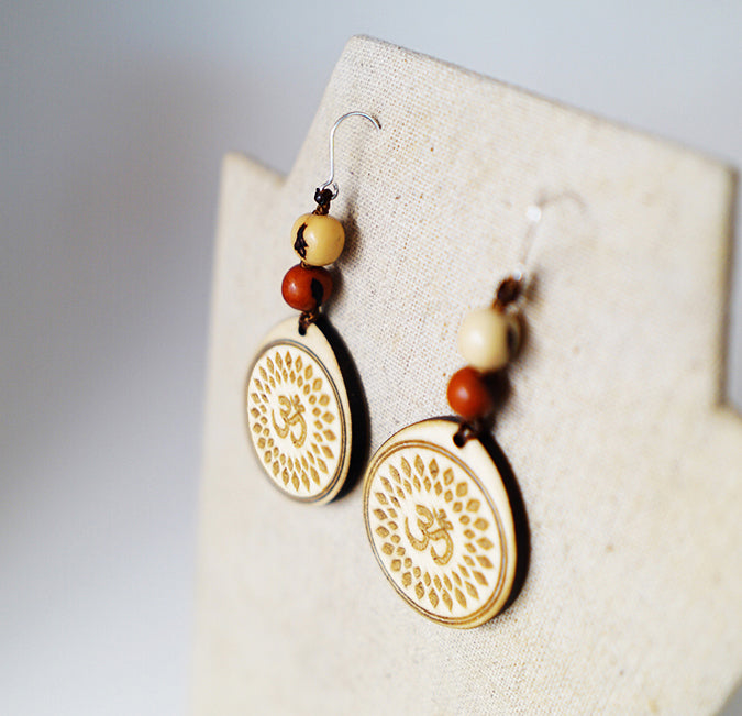 Pendientes Om Bolitas Madera Arce Trinity