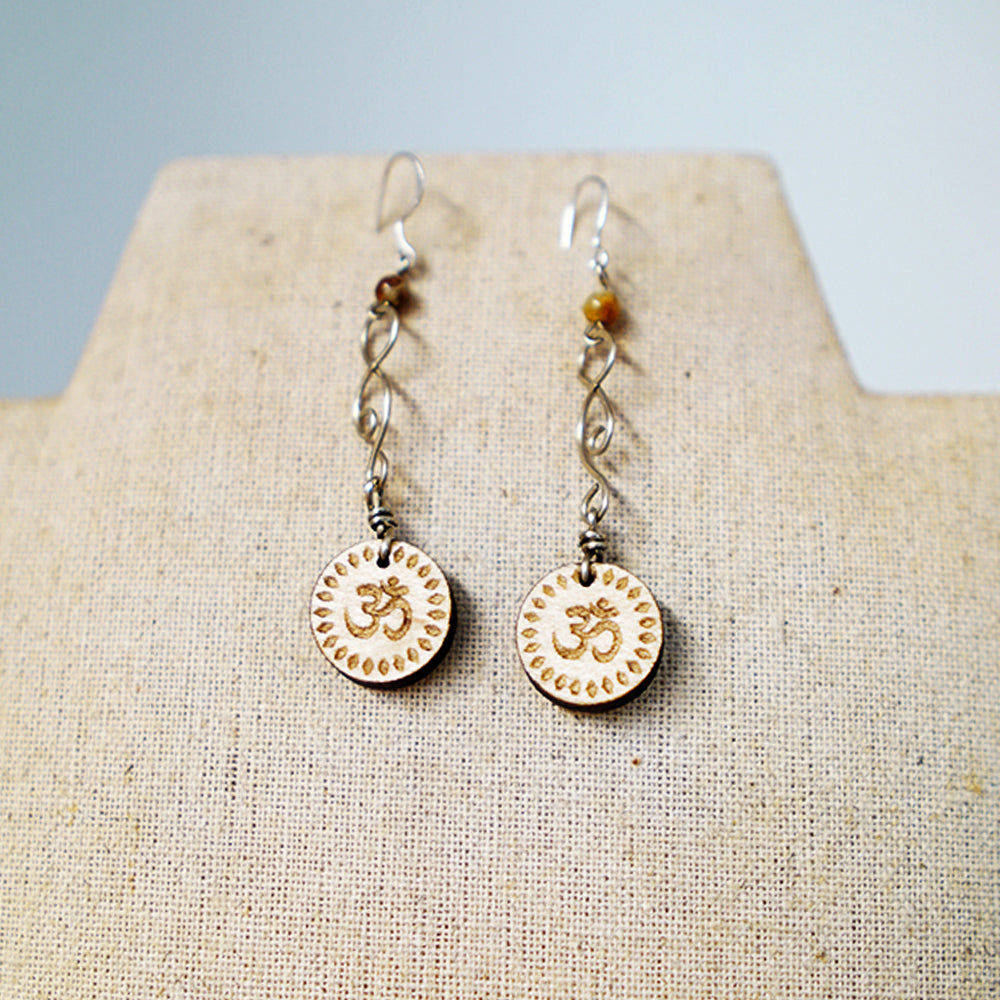 Pendientes Om Largos Madera Arce Trinity
