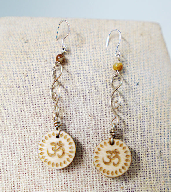 Pendientes Om Largos Madera Arce Trinity