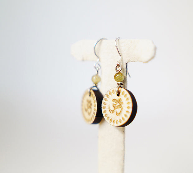 Pendientes Om Madera Arce Trinity