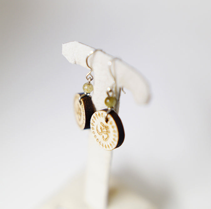 Pendientes Om Madera Arce Trinity