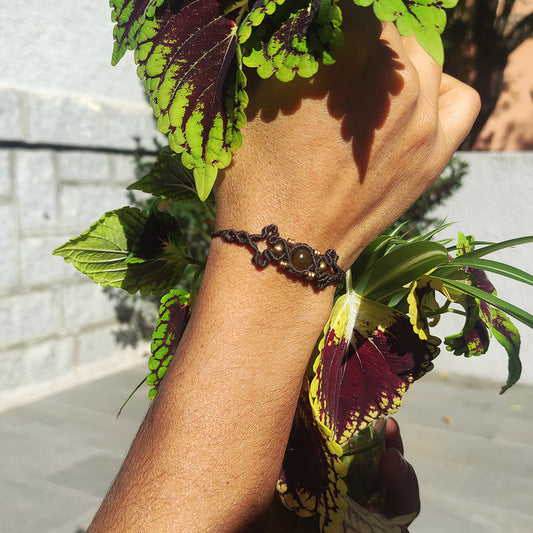 Pulsera macramé piedra engarzada cuarzo rutilado dorado