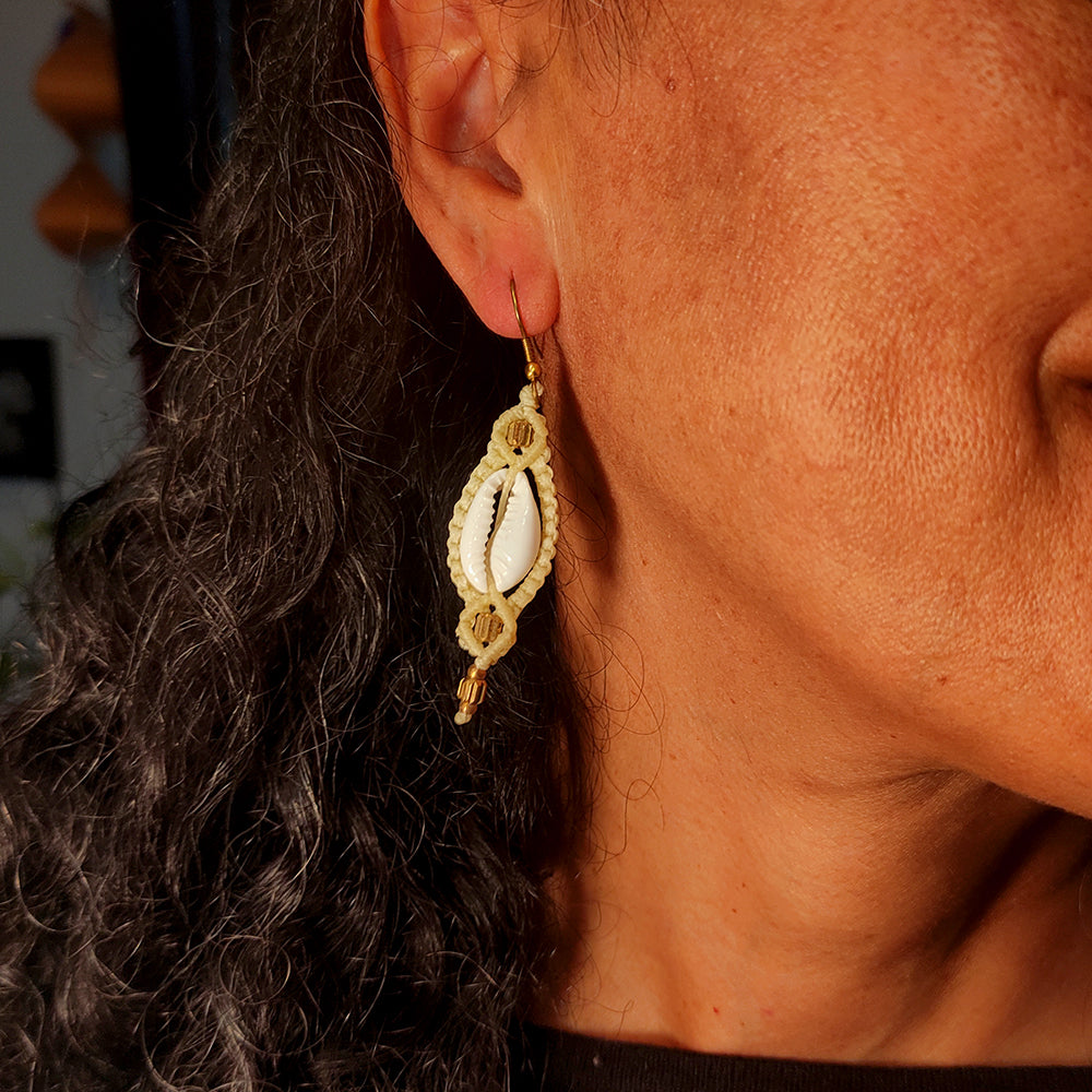 Pendientes de Macramé con Concha Cauri