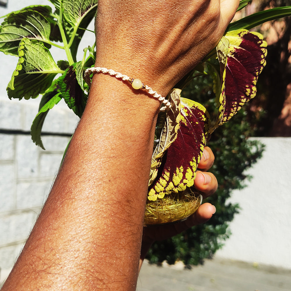 Pulsera macramé entorchada con piedra cuarzo