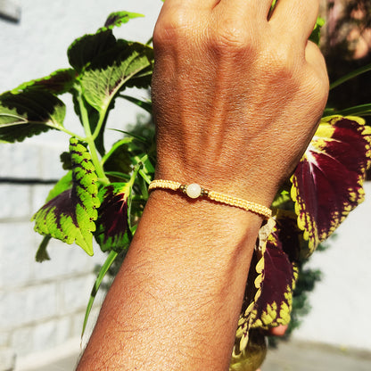 Pulsera macramé fina con piedra cuarzo