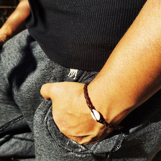 Pulsera de Cuero Trenzado con Concha Cauri