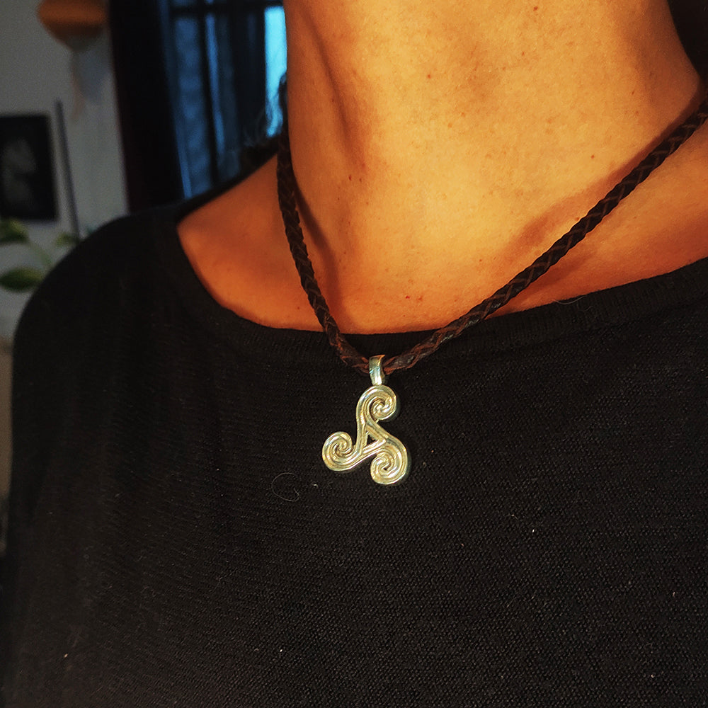 Collar de Cuero Trenzado con Trisquel