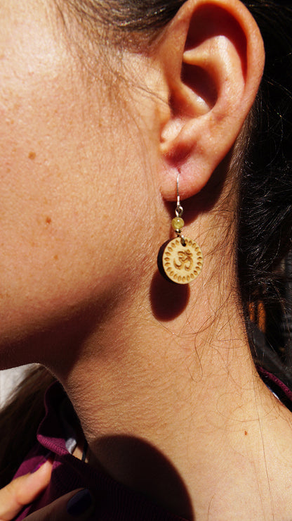 Pendientes Om Madera Arce Trinity