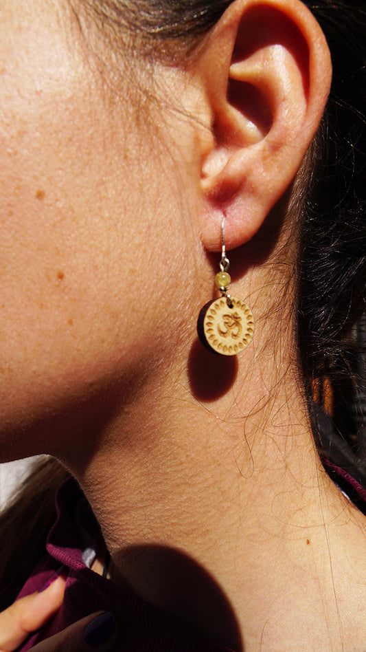 Pendientes Om Madera Arce Trinity