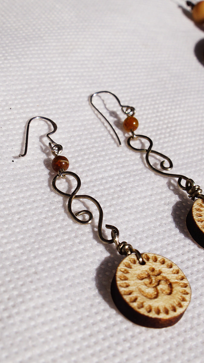 Pendientes Om Largos Madera Arce Trinity