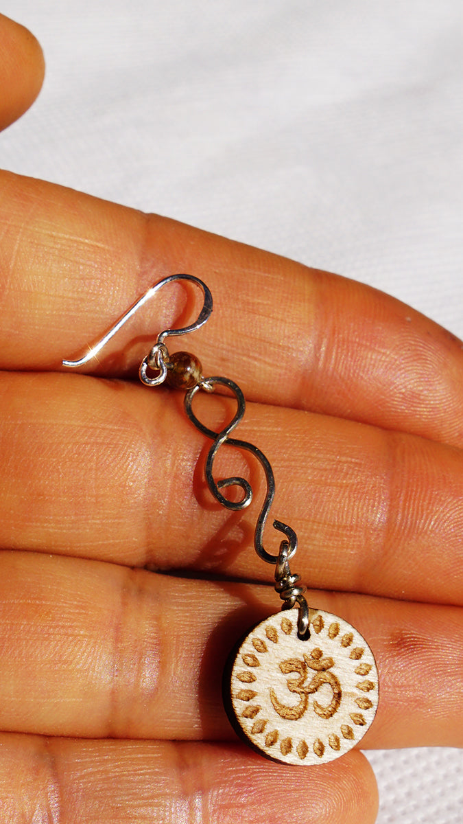 Pendientes Om Largos Madera Arce Trinity