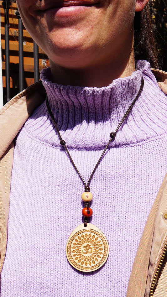 Colgante Om Bolitas Madera Arce Trinity