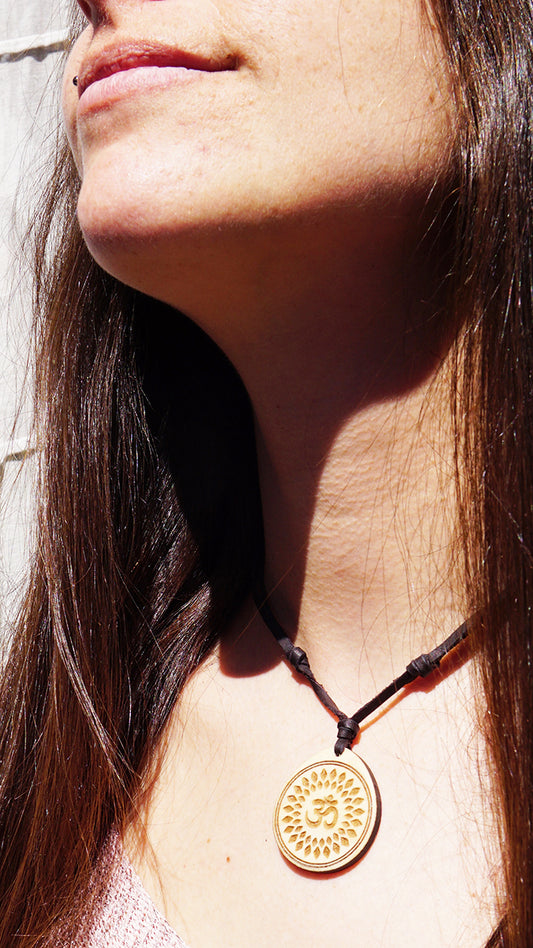 Colgante Om Madera Arce Trinity