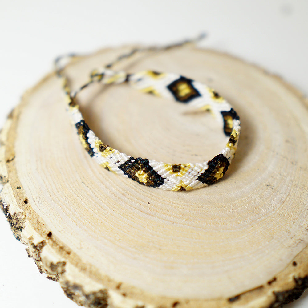 Pulsera plana hilo rombos 4 colores