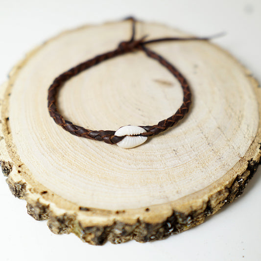 Pulsera de Cuero Trenzado con Concha Cauri