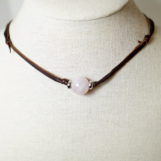 Colgante con Esfera de Cuarzo Rosa y Cuero