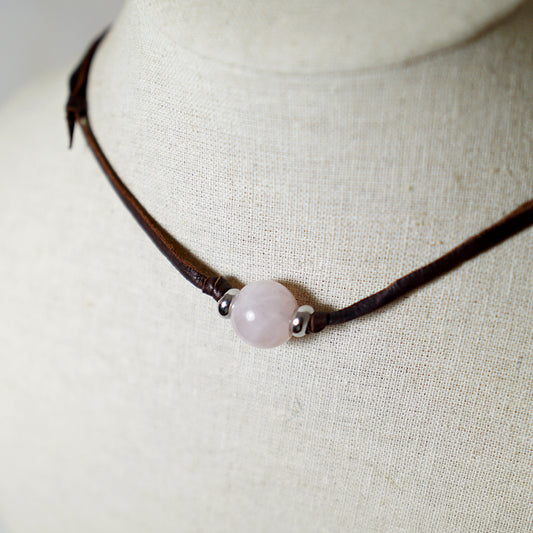 Colgante con Esfera de Cuarzo Rosa y Cuero