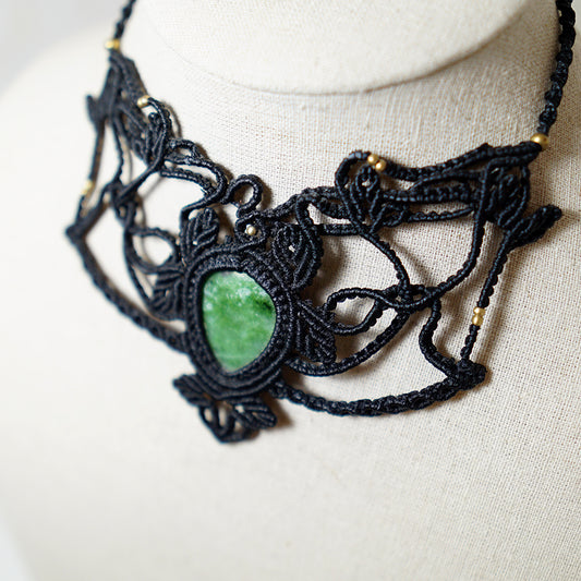 Collar de Macramé Grande con Piedra Jade Verde