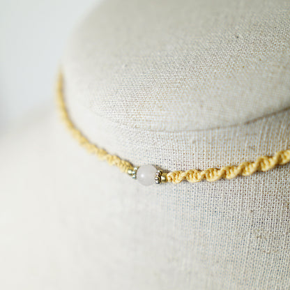 Collar de Macramé Entorchado con Piedra Cuarzo