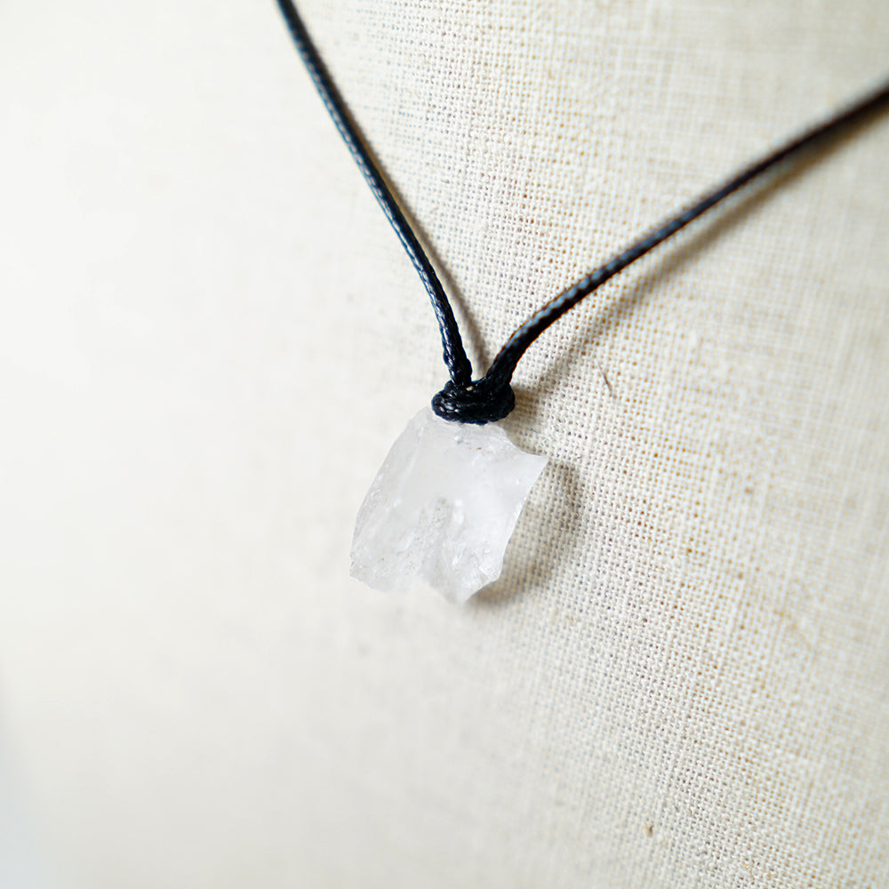 Colgante con Piedra de Cuarzo en Bruto