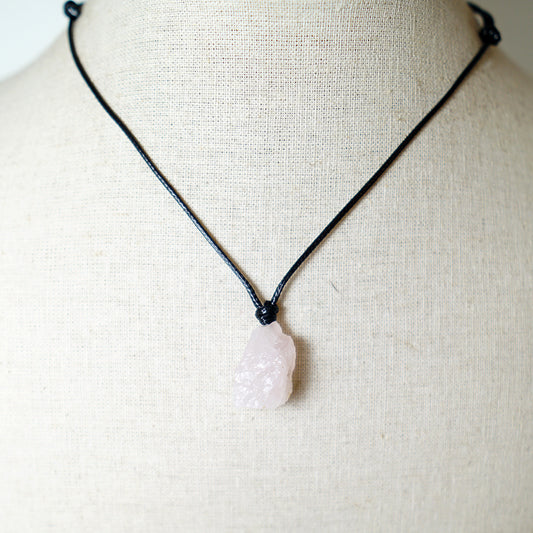 Colgante con Piedra de Cuarzo Rosa en Bruto