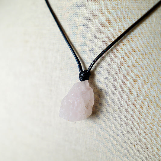 Colgante con Piedra de Cuarzo Rosa en Bruto