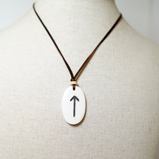 Colgante de Hueso con Runa Tiwaz