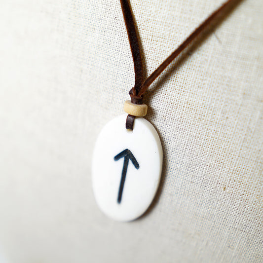 Colgante de Hueso con Runa Tiwaz