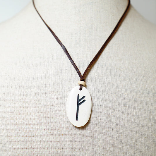 Colgante de Hueso con Runa Fehu