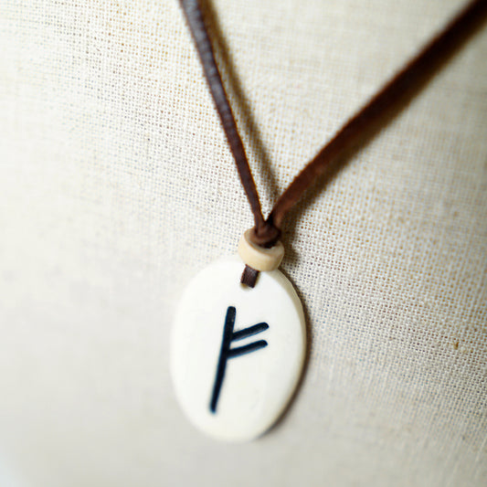 Colgante de Hueso con Runa Fehu